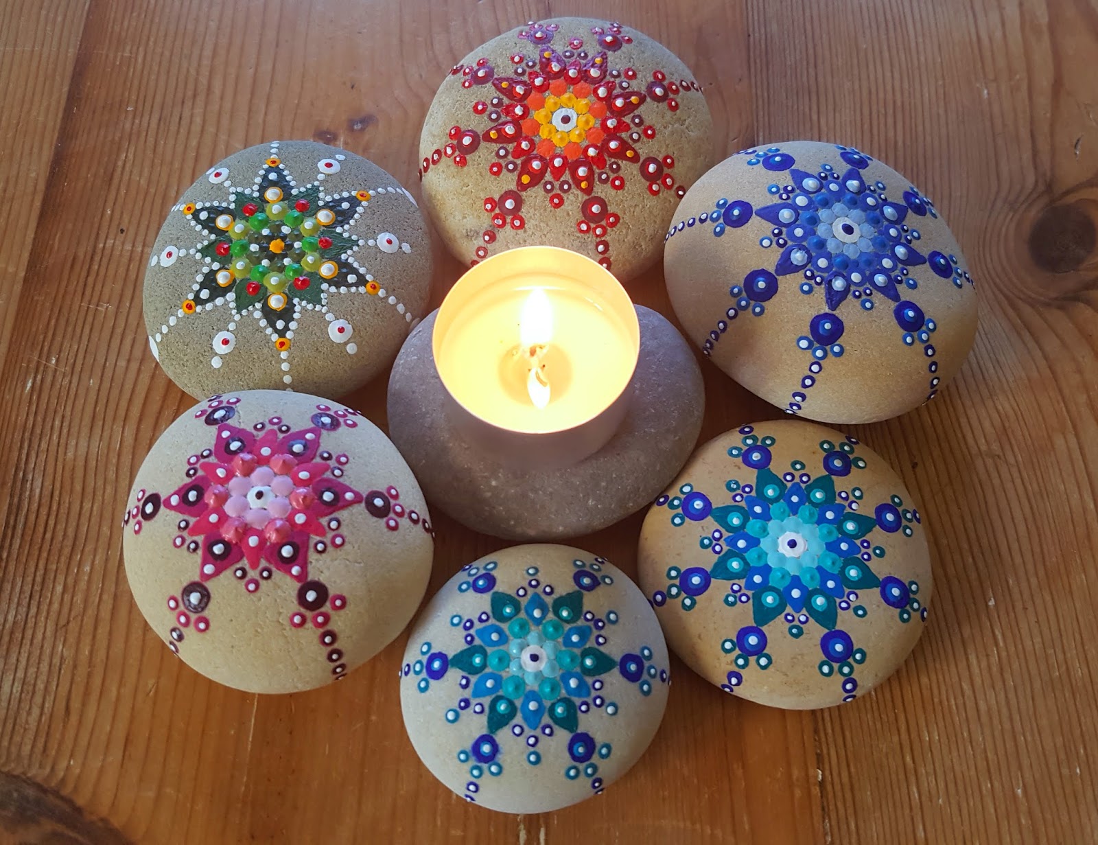 100 idées créatives de peinture sur galets pour Noël 100 idées créatives de peinture sur galets pour Noël