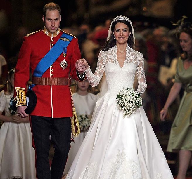 Fashion Star Kate Middleton Wedding Dress in Exhibition at Buckingham