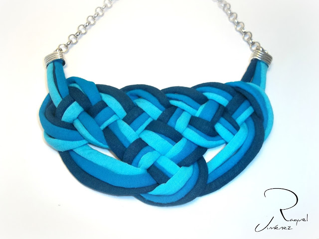 collar, trapillo, azul. collar de nudo celta en trapillo azul