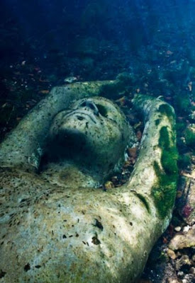 Impresionante escultura  bajo el agua
