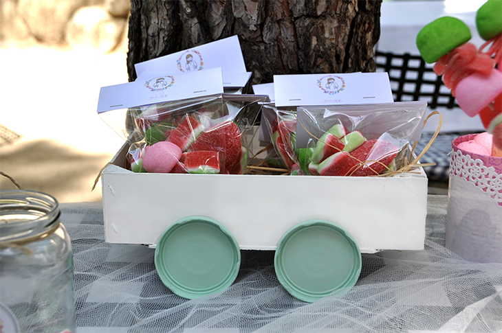 Resultado de imagen de cajas de fresas decoradas  Mesas de chuches  comunion, Mesas dulces cumpleaños, Ideas mesas de dulces
