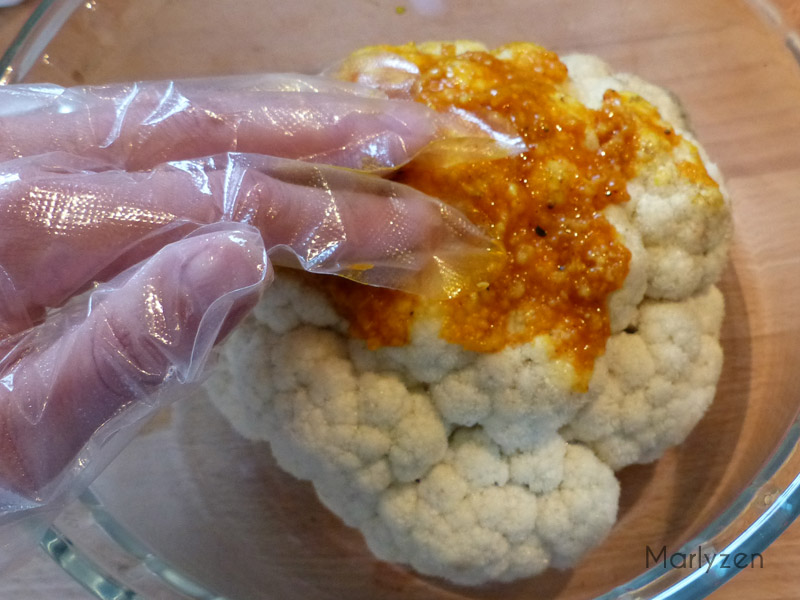 Enduisez le chou-fleur du mélange au beurre.