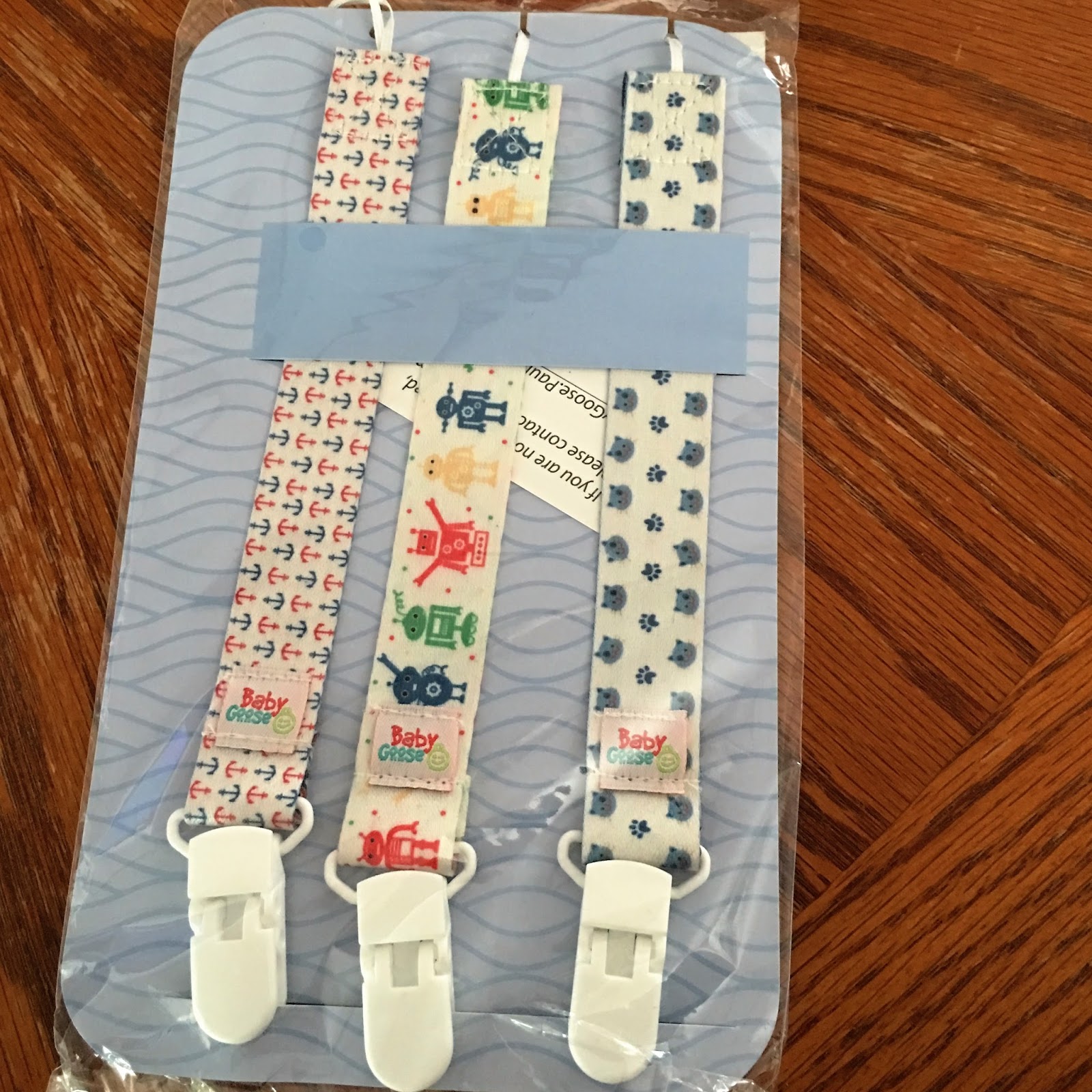 Love Thy Goodies: Glow-In-Dark Pacifier Clip Review