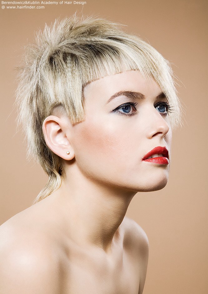 укороченные стрижки женские. модные прически женские. стрижки для женщин в очках. укороченные стрижки женские. короткие стрижки.