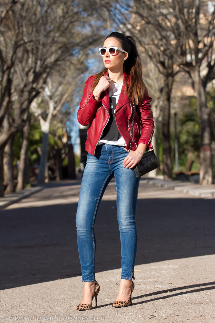 de Cuero Rojo, Stilettos de estampado leopardo y camiseta Ono | With Without Shoes - Blog Influencer Moda España