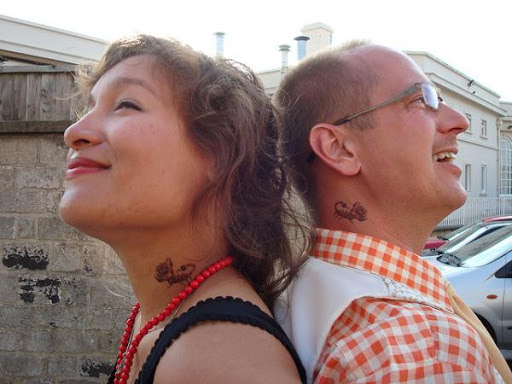 Pequeno Casal Tatuagem no Pescoço