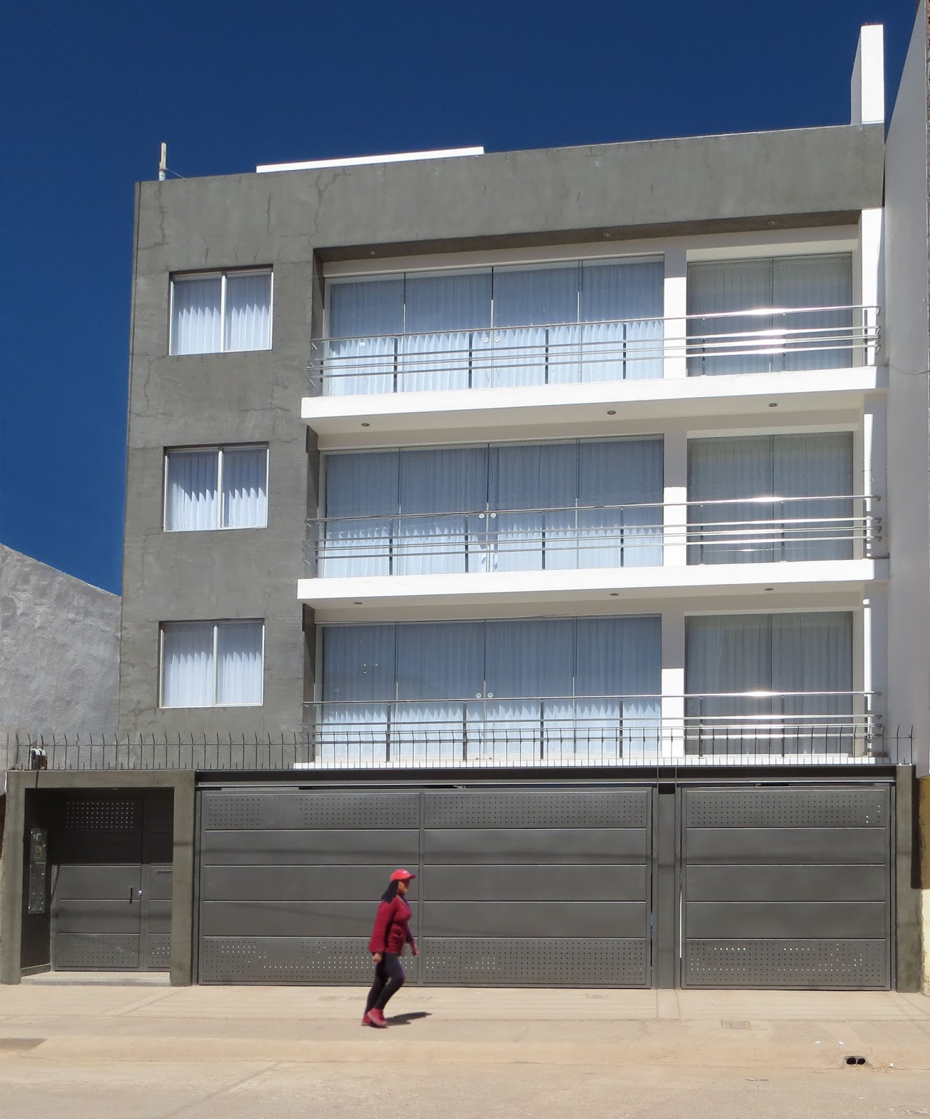 Fachadas Casas: Amplia casa residencial de cuatro pisos
