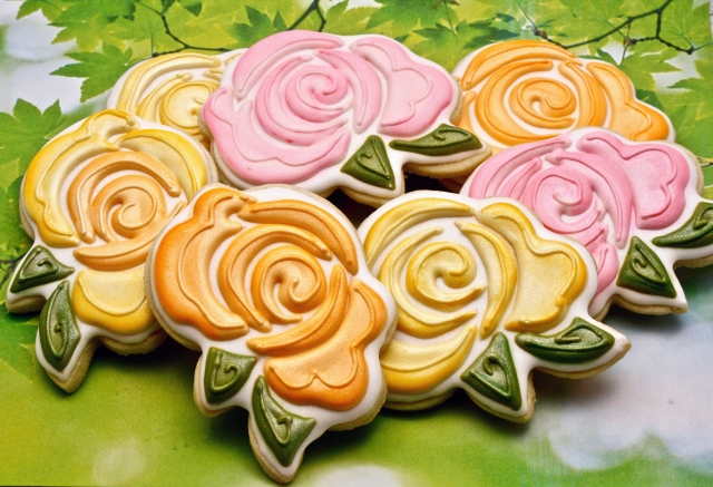 Cookie decorating tutorial -- rose cookies for wedding season
