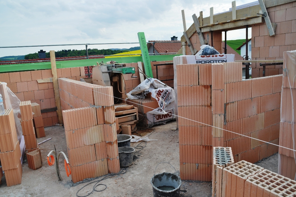 Wir bauen ein Haus am Mühlberg: Tag 25 - Das Dachgeschoss entsteht