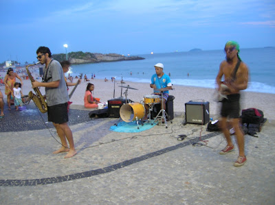 Actuación musical, playa Ipanema, Río, Brasil, La vuelta al mundo de Asun y Ricardo, round the world, mundoporlibre.com