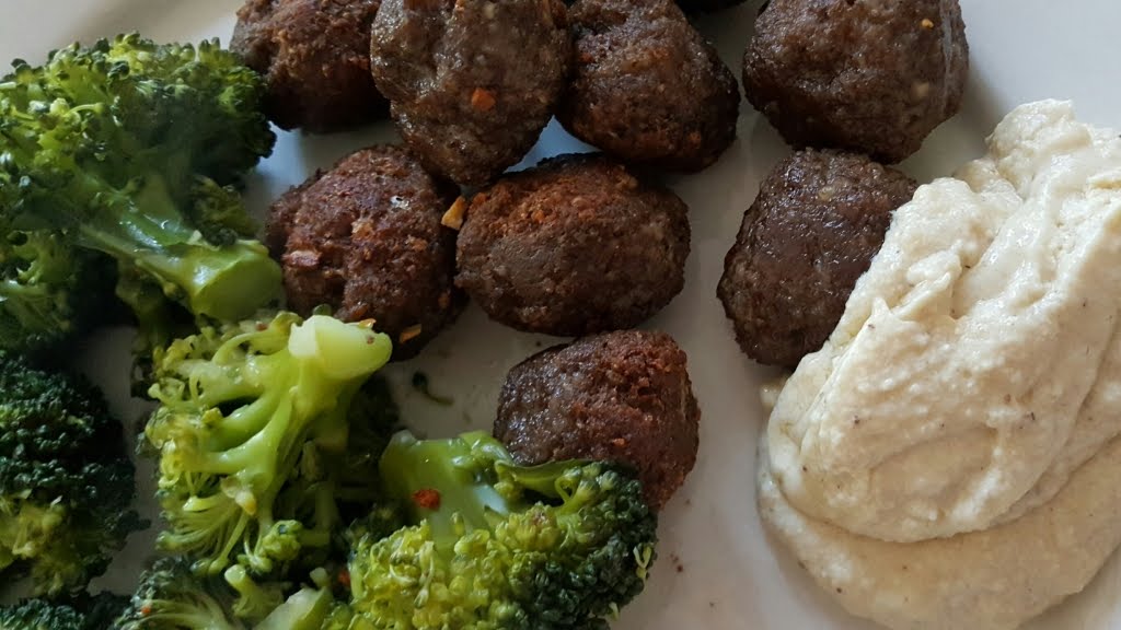 eat-culture: Lamm-Hackbällchen mit Tahini-Joghurtsauce (lamb-meatballs ...