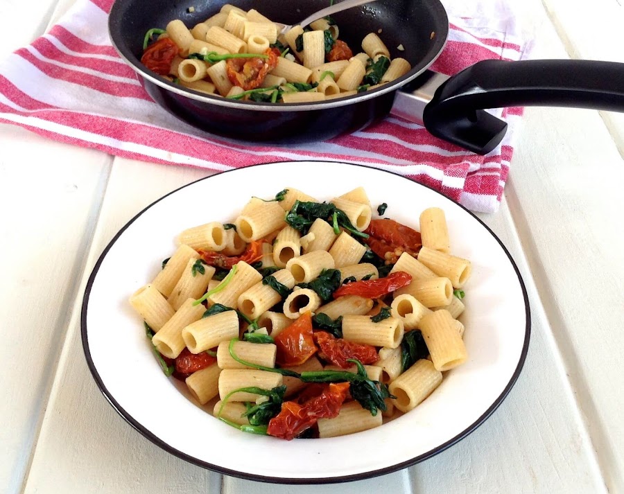 Pasta integral con tomates secos y espinacas 