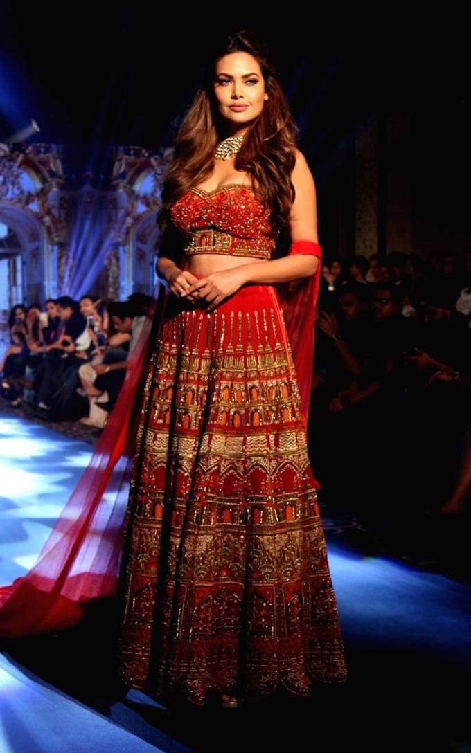 Beautiful Indian Queen Actress Esha Gupta In Red Dress At Tech Fashion Tour Navel Queens
