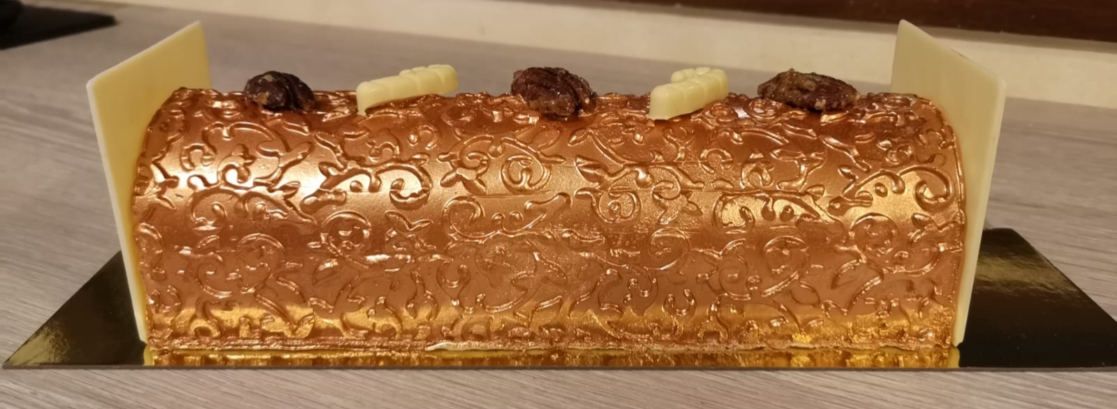 Buche vanille et noix de pécan caramélisées