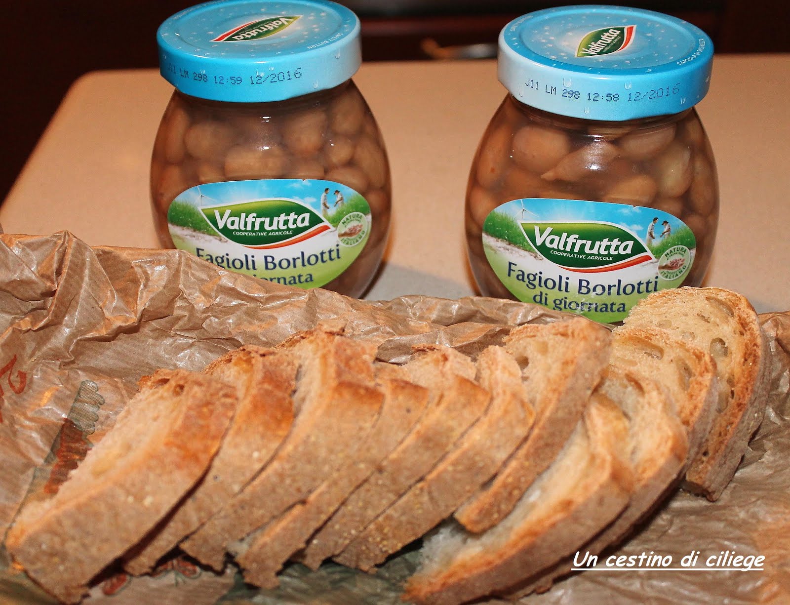 Un cestino di ciliege Zuppa di Pane