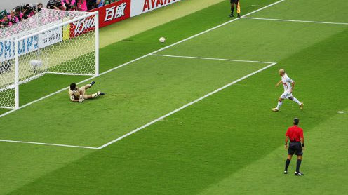 Sejarah Tendangan Penalti Chip, Berawal dari Taruhan Bir