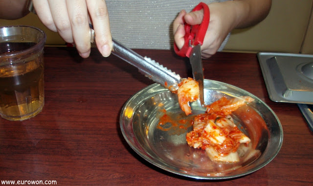 Cortando kimchi en Sinseon Seollongtan