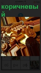 коричневые конфеты и шоколад лежат на столе