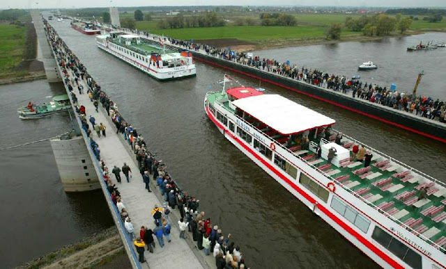 Ponte para barcos em Magdeburg, Alemanha
