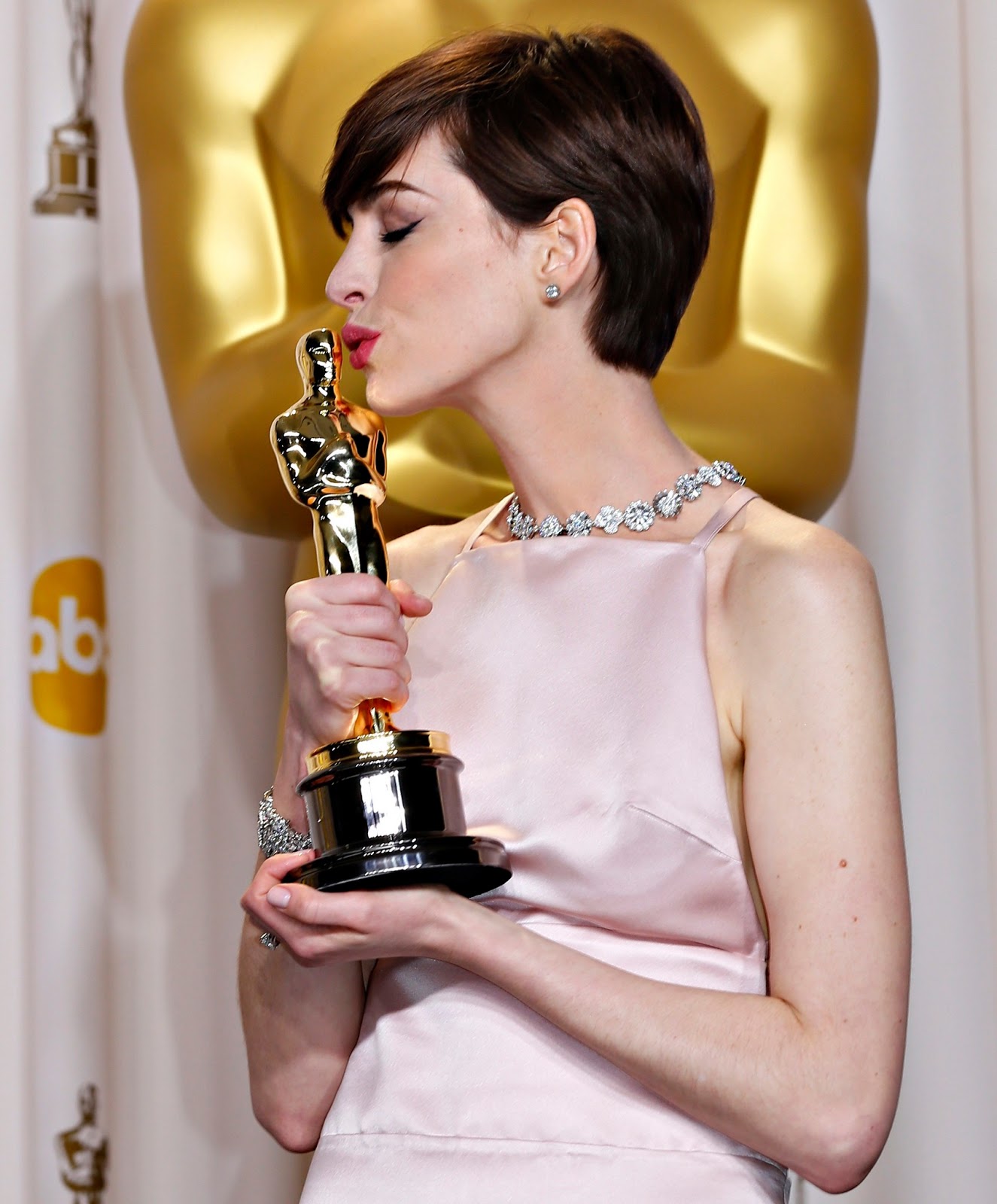 Оскар за женскую роль 2024. Энн Хэтэуэй Оскар. Энн Хэтэуэй Оскар 2013. Энн Хэтэуэй получает Оскар. Энн Хэтэуэй награды.