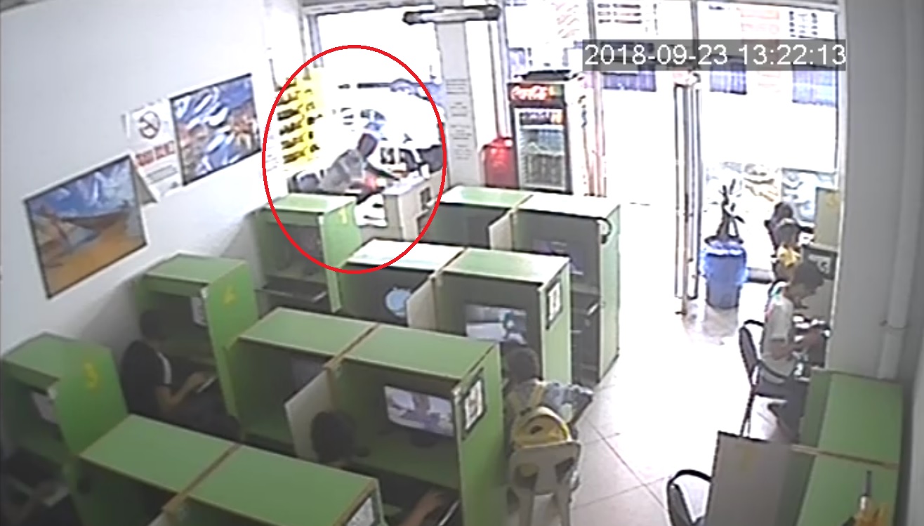 İnternet kafedeki hırsızlık kameralara yansıdı
