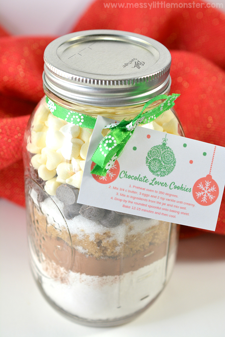 Mason Jar Gifts. Christmas Cookie Jar recipe for chocolate cookies. Cookie mix in a jar.