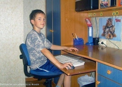 Lustiges dummes Kind sitzt am Computer ohne Bildschirm Lustiges dummes Kind sitzt am Computer ohne Bildschirm