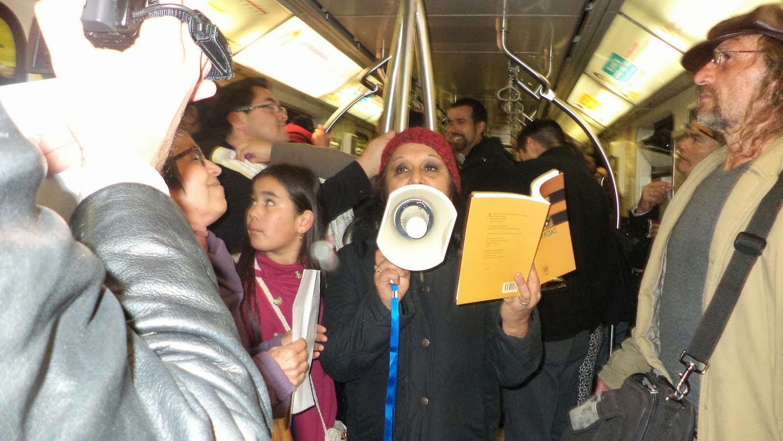 TOMA POÉTICA EN EL METRO DE SANTIAGO