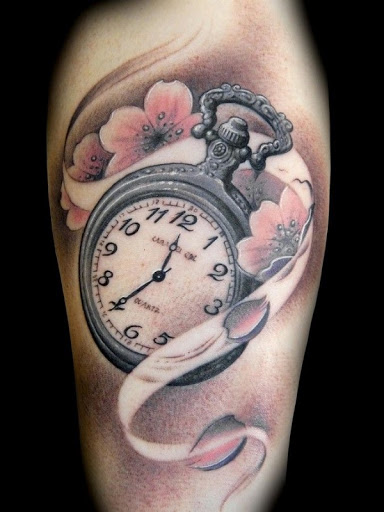 Tatuagem de flor de cerejeira com um relógio de bolso. As bonitas flores de cerejeira são vistos para ser envolvente, uma de prata relógio de bolso, enfatizando o significado de tempo curto e como é viver a vida. (Foto: Fontes de imagem)