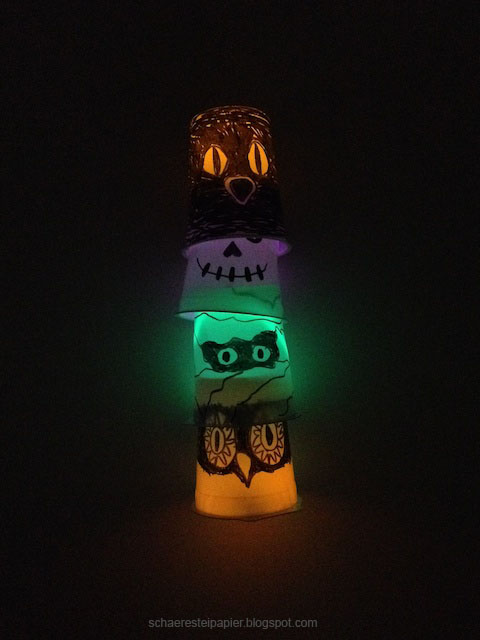 Schaeresteipapier Halloween Was Leuchtet Da Im Dunkeln