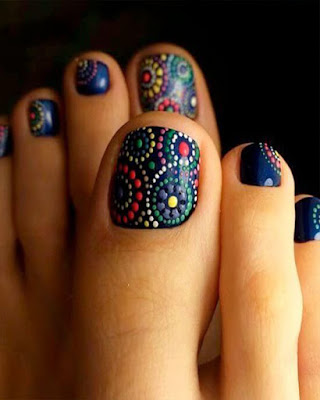 decoracion de uñas de pies puntitos