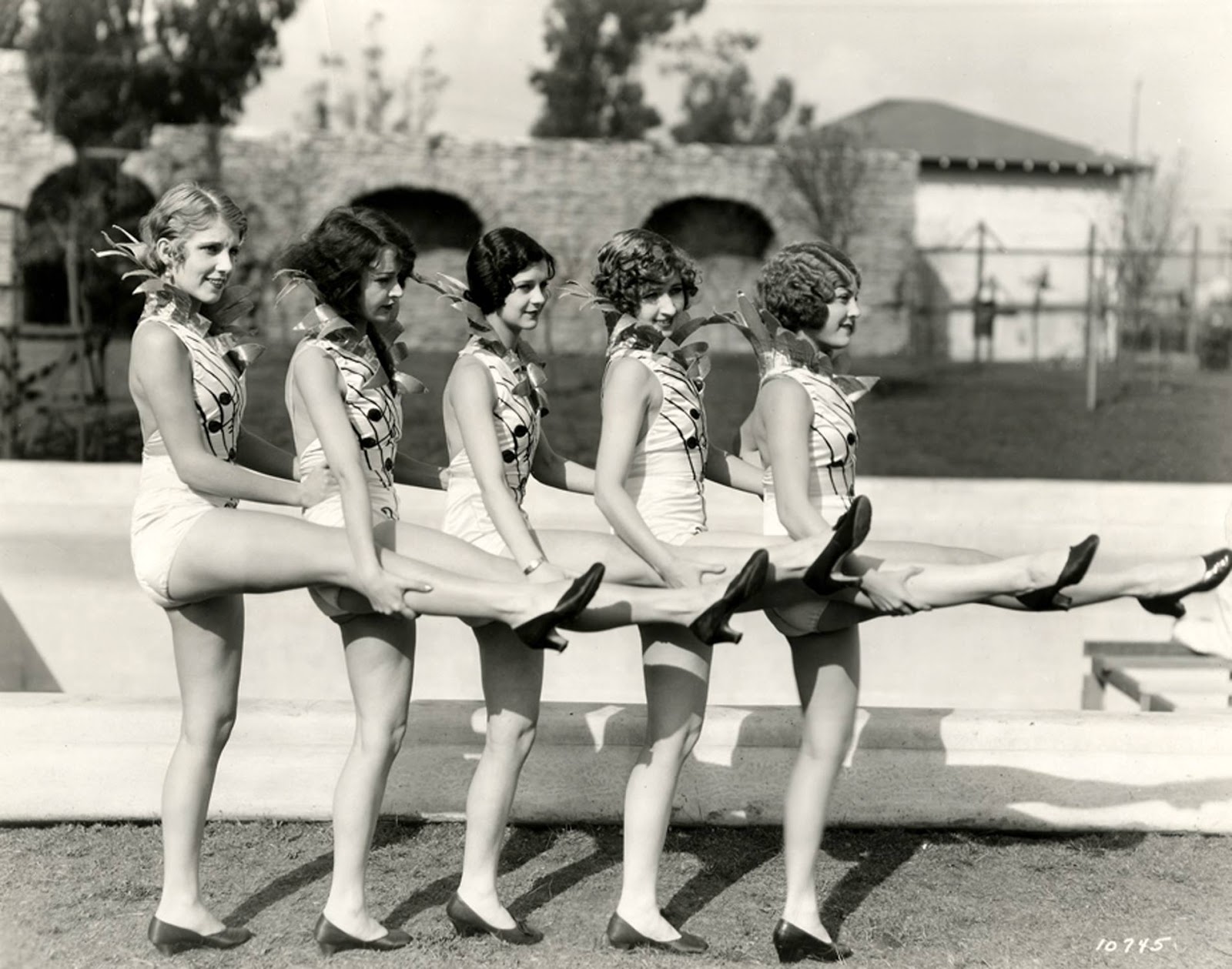 50 Stunning Vintage Photographs of Los Angeles Chorus Girls From