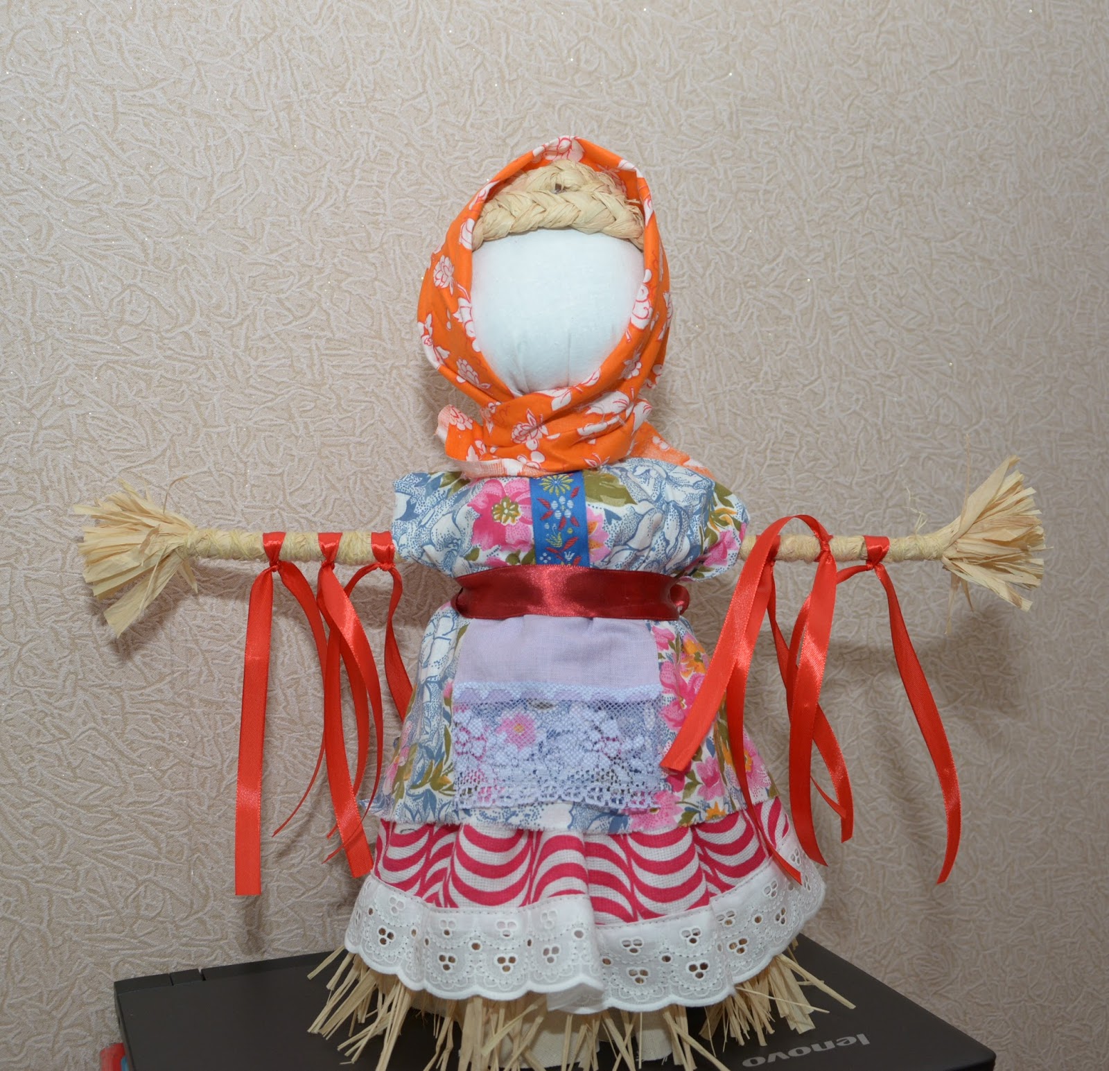 Масленичная кукла чучело. Кукла из соломы. Масленичное чучело пугала тыва. Кукла чучело. Кукла масленица.