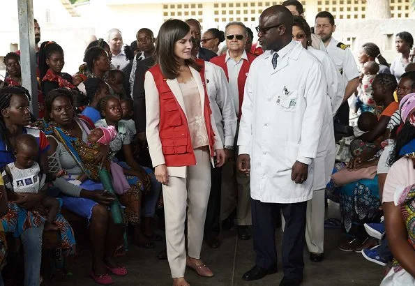 The cyclone affected the center of Mozambique and hit its second most populated city, Beira. Queen Letizia is wearing Hugo Boss