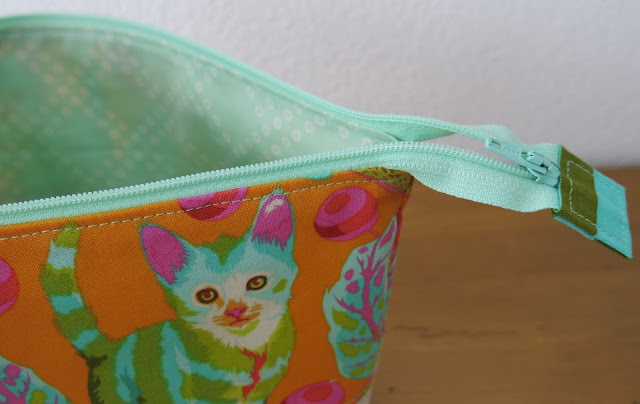 Luna Lovequilts - open wide zippered pouch tutorial by Noodlehead - Tabby Road fabric by Tula Pink