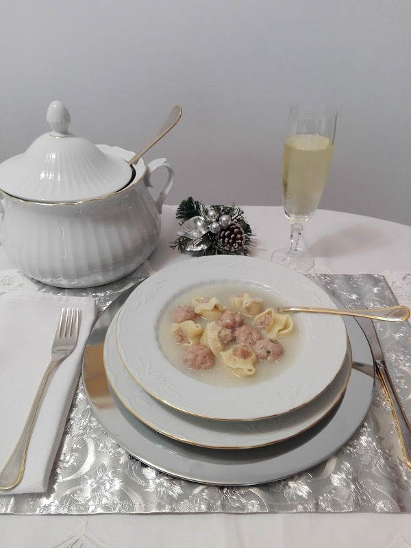 Sopa de galets rellenos ypelotitas de pollo .