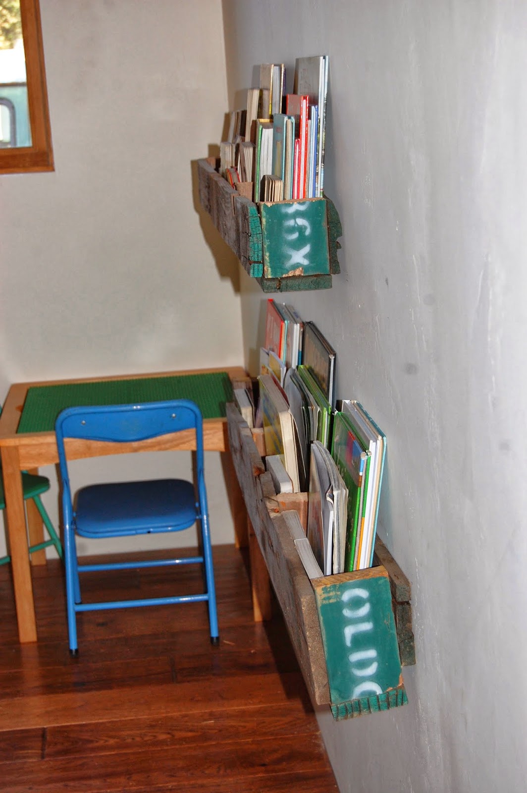 diy-wood-pallet-bookshelves