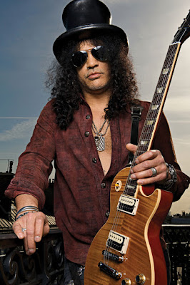 Biografi Slash  Saul Hudson (lahir 23 Juli 1965), lebih sering diketahui sebagai Slash sebagai nama panggungnya, adalah seorang gitaris berkebangsaan Amerika-Inggris. Slash adalah mantan lead guitarist Guns N’ Roses dan sekarang sebagai lead guitarist Velvet Revolver.   Slash atau soul hudson lahir di Hampstead, pinggiran kota London. Ayah Slash berasal dari Inggris, sedangkan ibunya keturununan Amerika-Afrika. Ibu Slash, Ola Hudsons, adalah seorang perancang pakaian yang bekerja untuk David Bowie, dan bapaknya adalah seorang seniman yang menyumbang ansambel hidup bagi musisi terkenal termasuk Neil Young dan Joni Mitchell. Slash dbesarkan di kota Stoke-on-Trent, Staffordshire, sampai ia berumur 11 tahun, saat orang-tuanya memindahkan keluarganya ke Los Angeles, California di pertengahan tahun 1970. Tetapi kemudian orang tua Slash berpisah, dan setelah itu, Slash tinggal bersama ibunya dan David Geffen. Dia diberikan nama panggilan "Slash" oleh teman keluarganya, Seymour Cassel. Saat berumur 16, sebelum ia dikeluarkan dari sekolah Crespi Carmelite, Slash diberikan gitar pertamanya oleh neneknya. Gitar itu hanya mempunyai 1 helai tali (string). Dia menghabiskan setiap harinya untuk berlatih. Akhirnya, fokus seluruhnya dipertaruhkan atas musik dan dia membuat keputusan untuk berhenti sekolah. Di artikel majalah Rolling Stone, katanya:  (Kebangkitan besar saya terjadi ketika saya