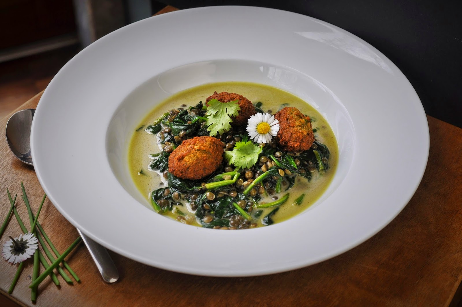 Grünes Linsencurry mit Spinat, Bärlauch und Koriander-Falafel - Kubiena ...