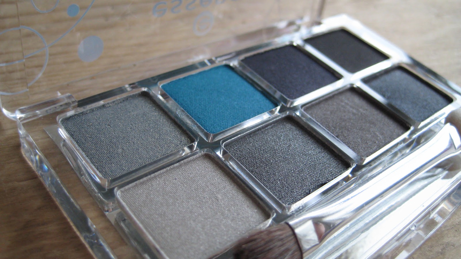 Essence Night Club Glamour To Go Eyeshadow Palette in 04