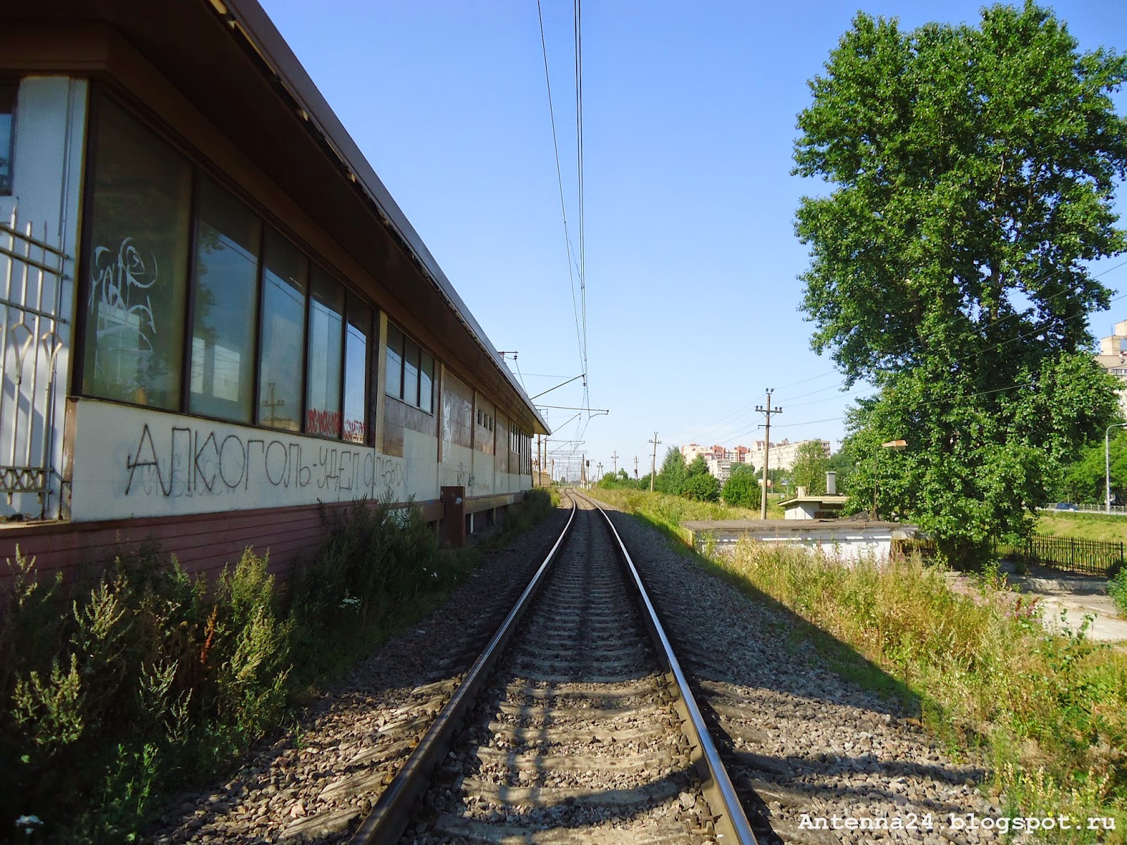 вл10-555. ж/д вокзал дубно ровенской области. железнодоро́жный перего́н. вл10к-966. 2эс4к туапсе.