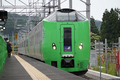 海峡線津軽今別駅を通過する789系スーパー白鳥