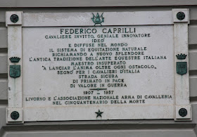The commemorative plaque outside 115 Viale Italia