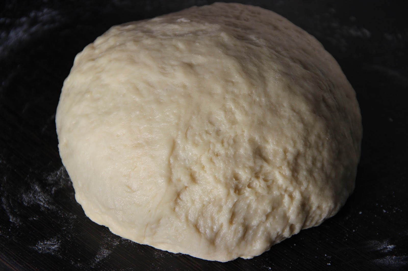 Соленое тесто липнет к рукам. Почему тесто прилипает. Что сделать чтобы тесто не прилипало к рукам. Тесто липнет. Катать тесто.