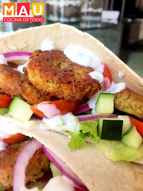 sandwich pita falafel salsa tzatziki comida arabe libanesa gyros giros kebab yogurt garbanzo vegetariano vegano vegana 