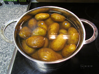 Ziemniaki zapiekane w ziołach z kotletami z kurczaka