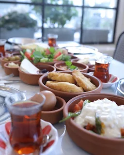 izmir'de ne yenir izmir göztepe yemek mekanları kahvaltı sucuk köfte