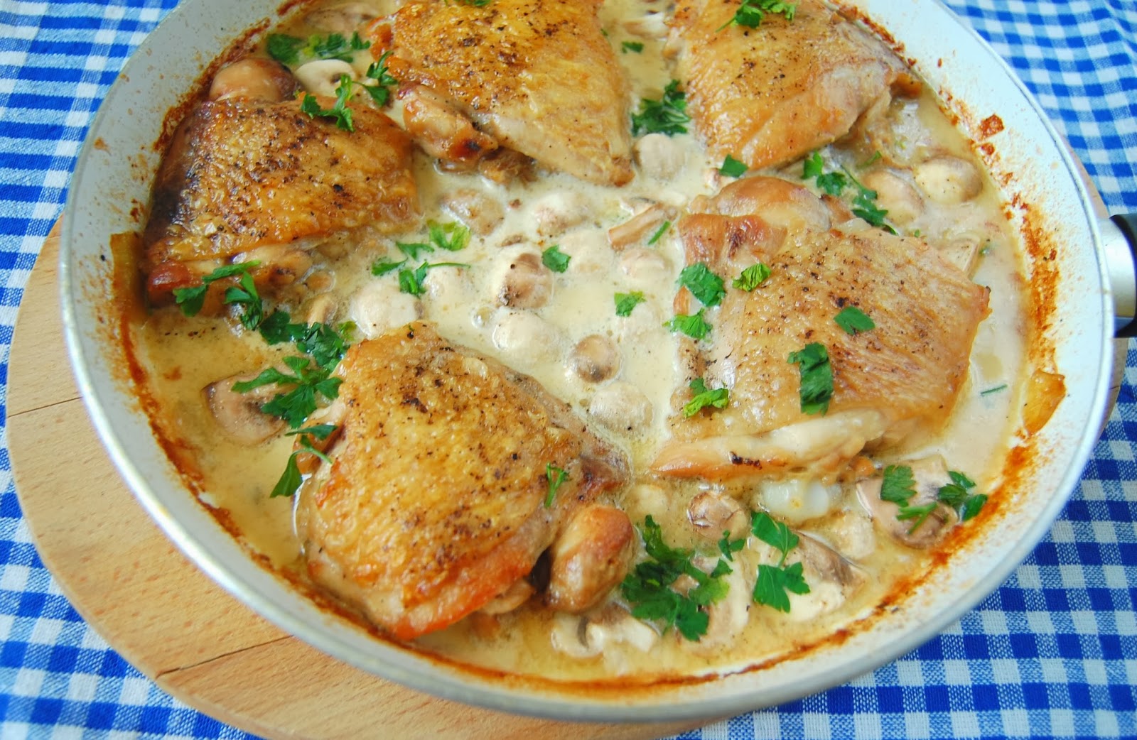 W zaciszu domowej kuchni Kurczak duszony w sosie śmiatanowym na białym