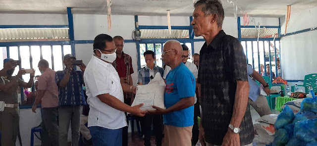 Petrus Fatlolon Serahkan Paket Sembiako ke Masyarakat Ekonomi Lemah di Bomaki, Arui dan Alusi Raya Petrus Fatlolon Serahkan Paket Sembiako ke Masyarakat Ekonomi Lemah di Bomaki, Arui dan Alusi Raya