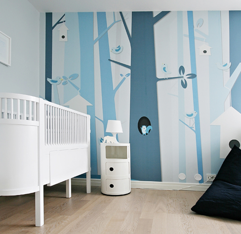 El bebé entre flores: Papel pintado infantil